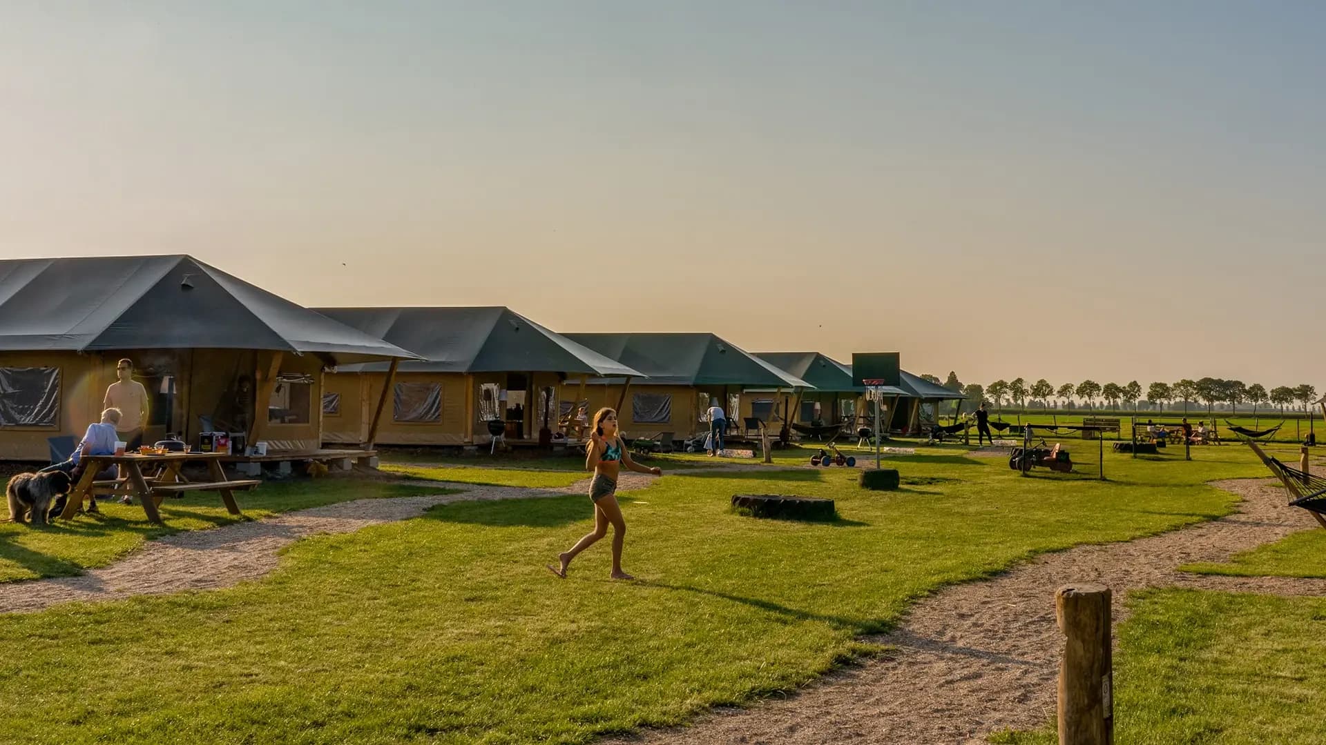 FarmCamps de Buitenhoeve Gelderland tentenveld kinderen spelen zon hangmat barntent webp