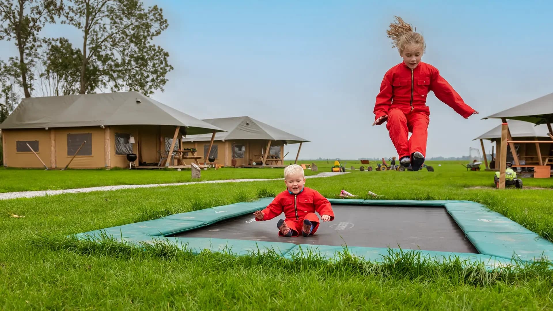 FarmCamps De Oostermaat Overijssel kinderen trampoline uitzicht blij tentenveld