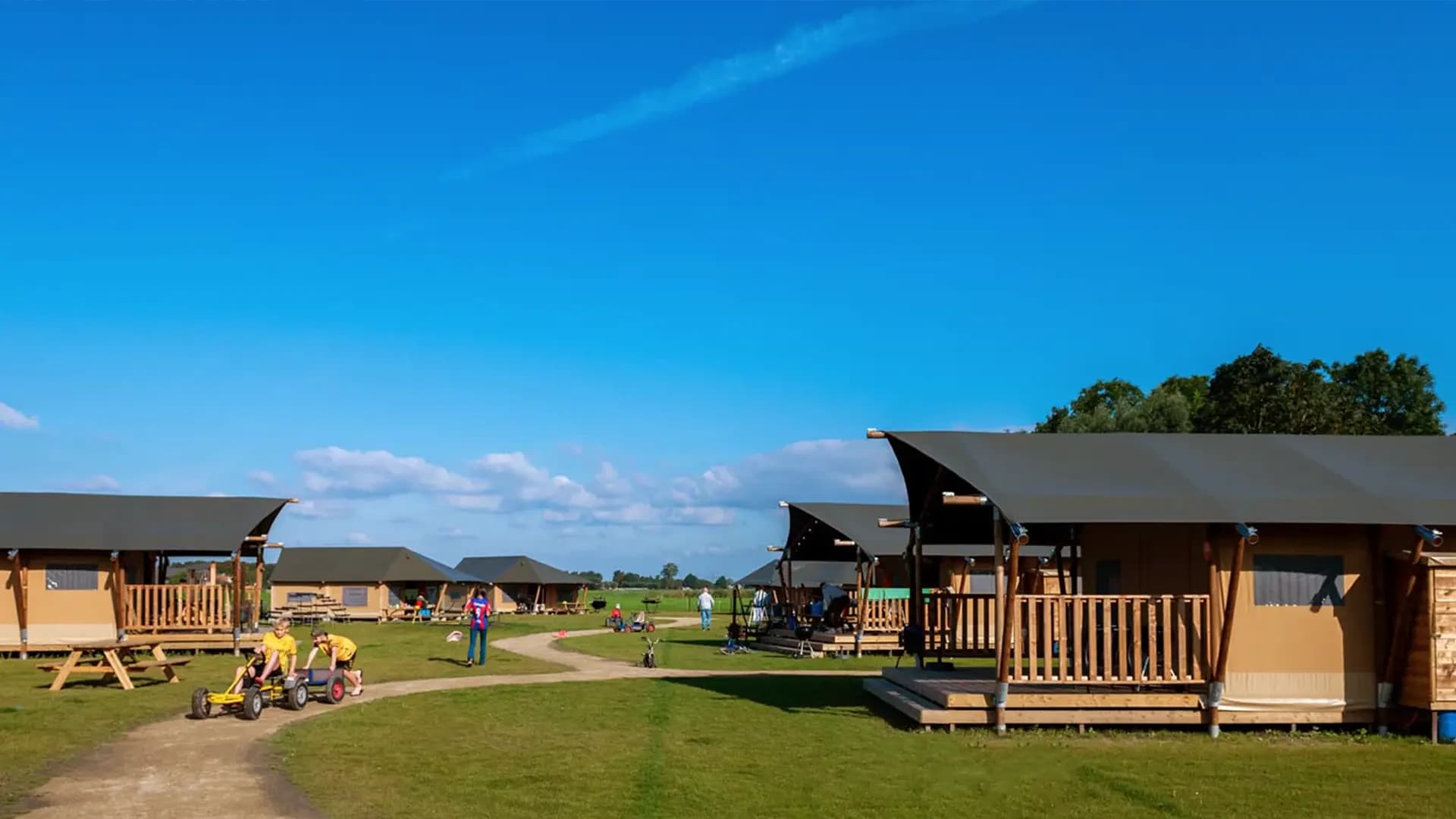 FarmCamps Kooij Hoeve Zuid-Holland tentenveld en kinderen spelen op skelter zoom