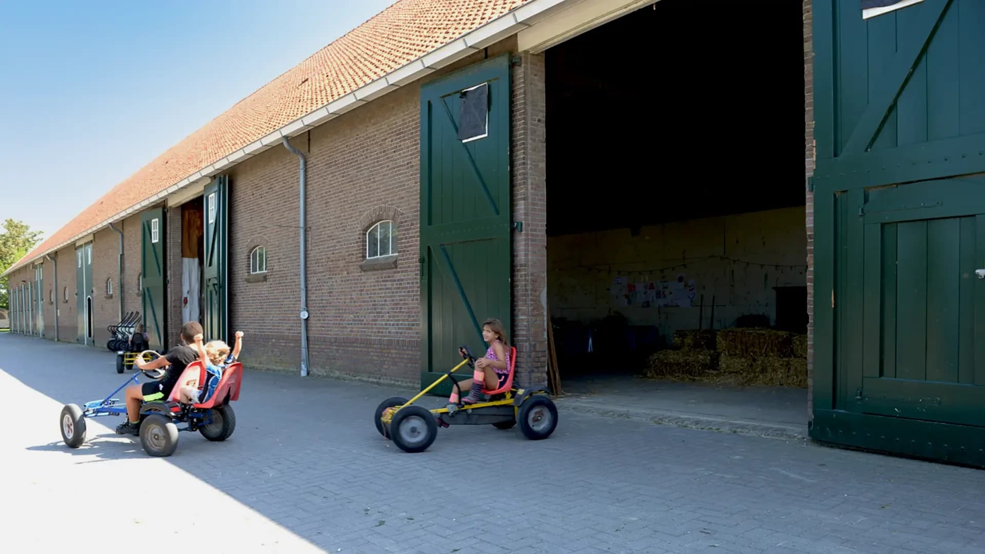 FarmCamps Oranjepolder Zeeland meisje skelter voor schuur