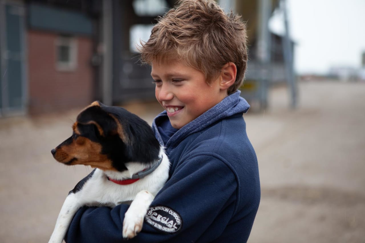 FarmCamps_De_Oostermaat_Overijssel_hond_knuffe
