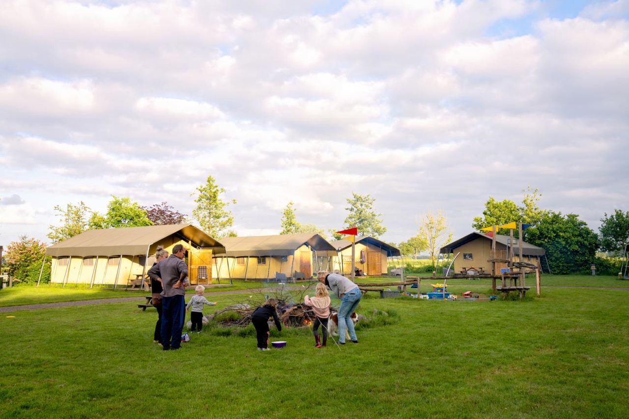 FarmCamps_Geele_Bosch_Friesland_kamvuur_gezin_