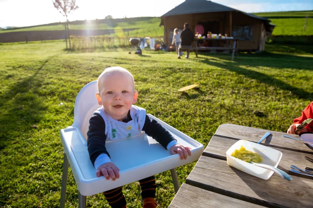 Baby op vakantie bij FarmCamps op de boerderij