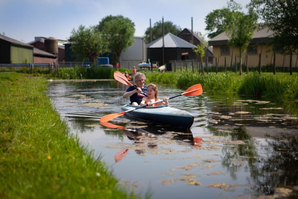 Kinderen kano varen sloot