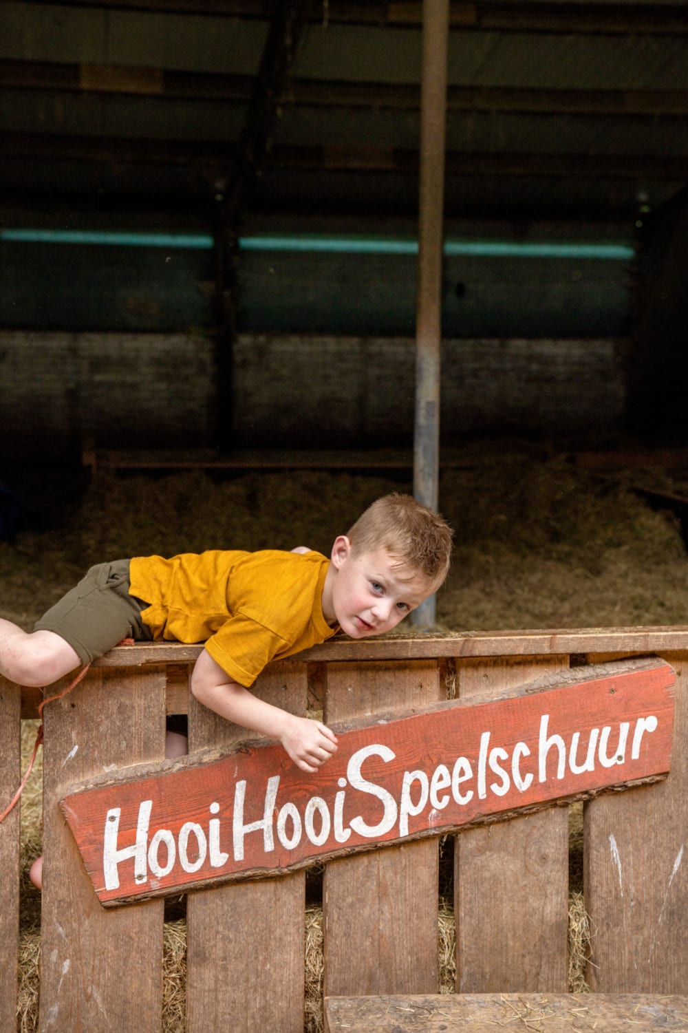 Spelen in de Hooi Hooi schuur op vakantie in Friesland