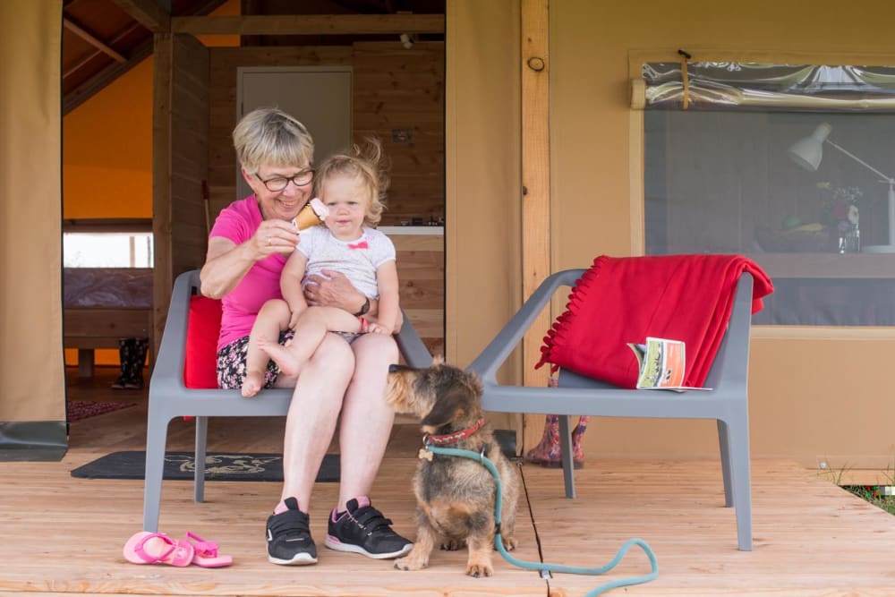 Gezellig moment met oma en hond bij glampingtent