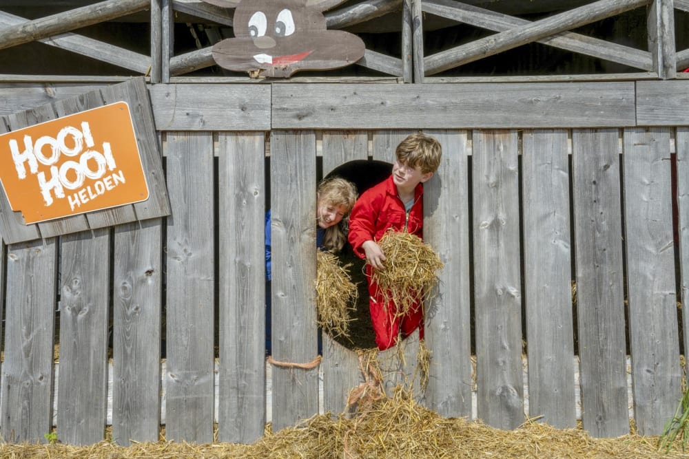 Spelen in de hooi hooi schuur tijdens een weekend weg met kinderen