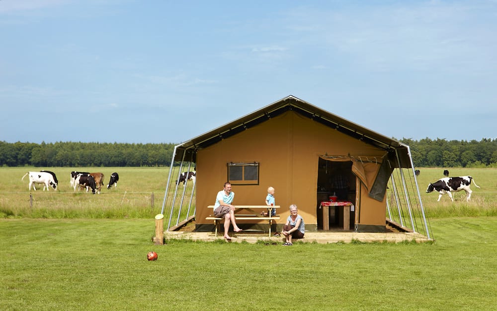 Luxus-Safarizelt auf dem Bauernhof mit Veranda und Blick über die Wiese