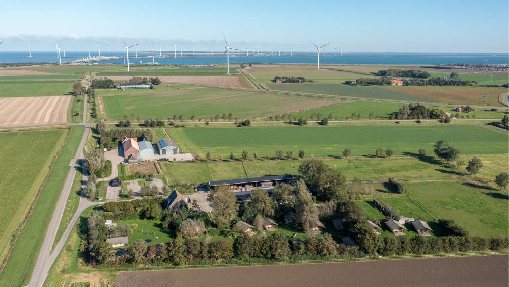 Boerderij van FarmCamps vlak bij zee voor een vakantie aan de kust