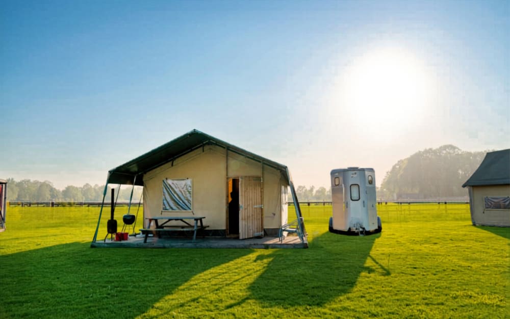 FarmCamps_De_Bosrand_exterieur_ranchtent_paardentrailer_zonder_hangmat_buiten