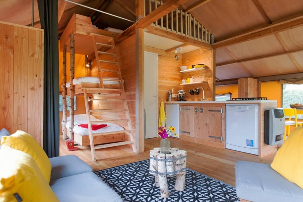 Barntent interieur luxe overnachten op minicamping