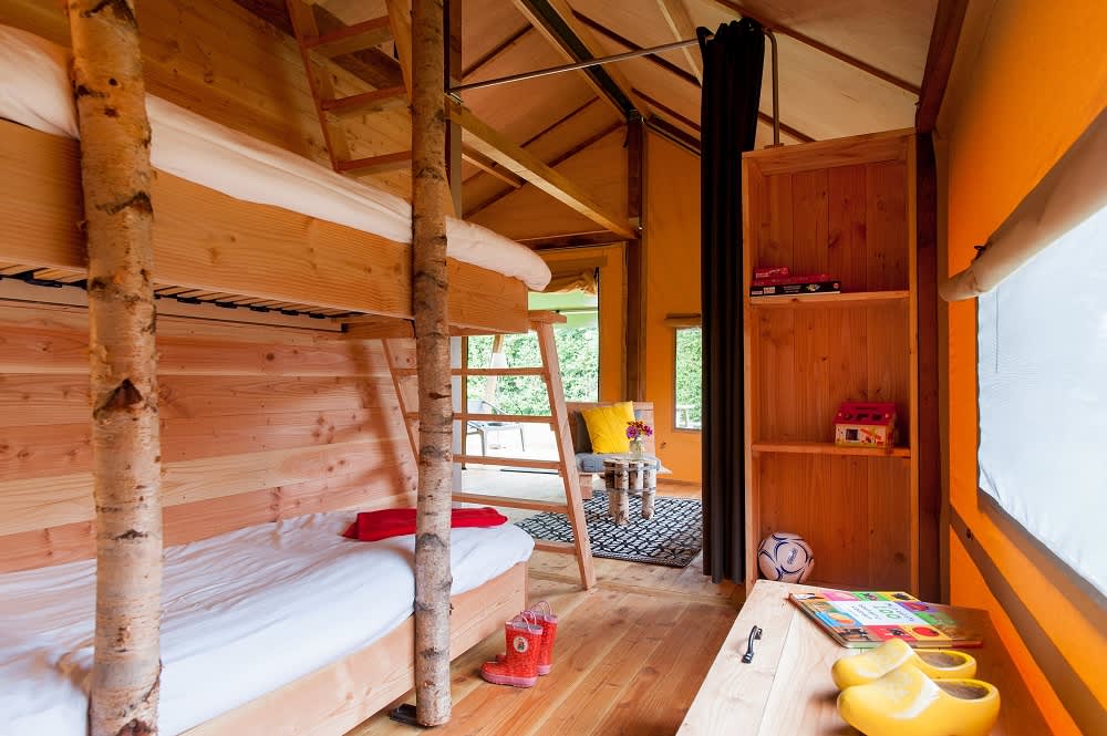 Luxe ingerichte tent op een kleinschalige mini camping in Nederland