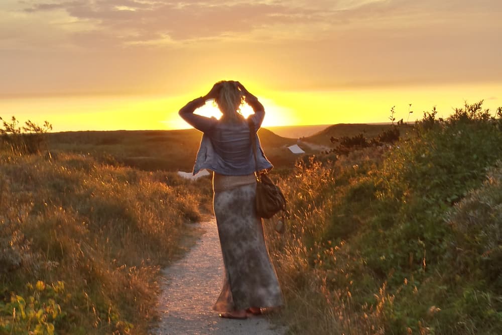 Vrouw-Wandelen-Zonsondergang-De-Krim-Texel