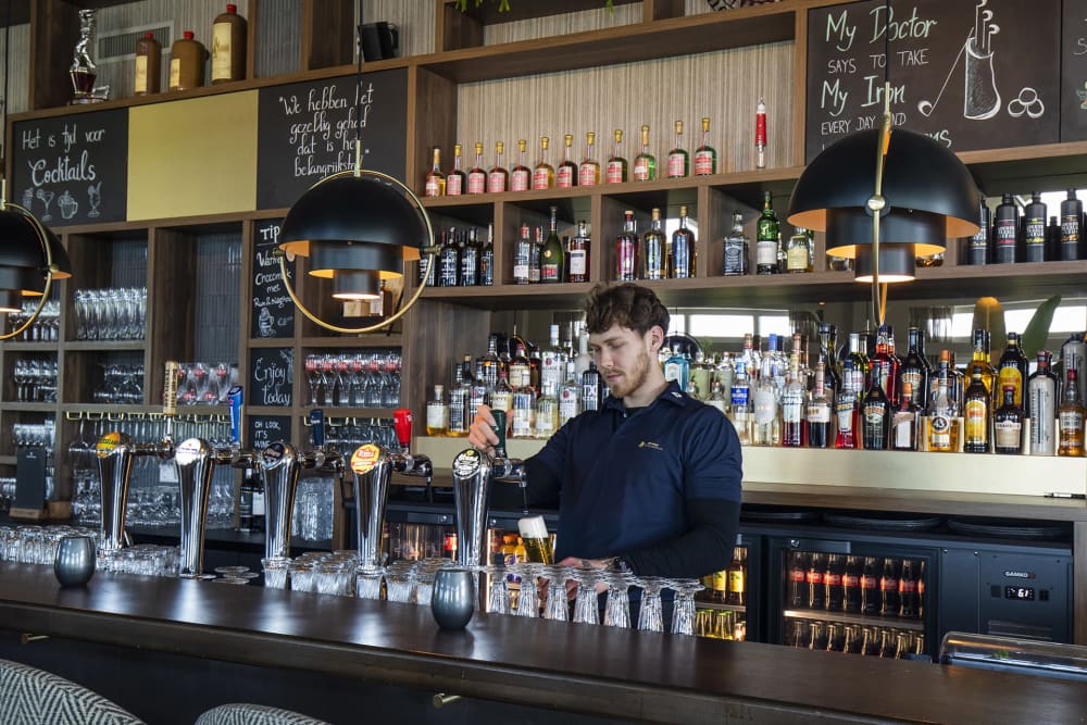 Medewerker-Bar-'t-Hanenhuus-De-Krim-Texel