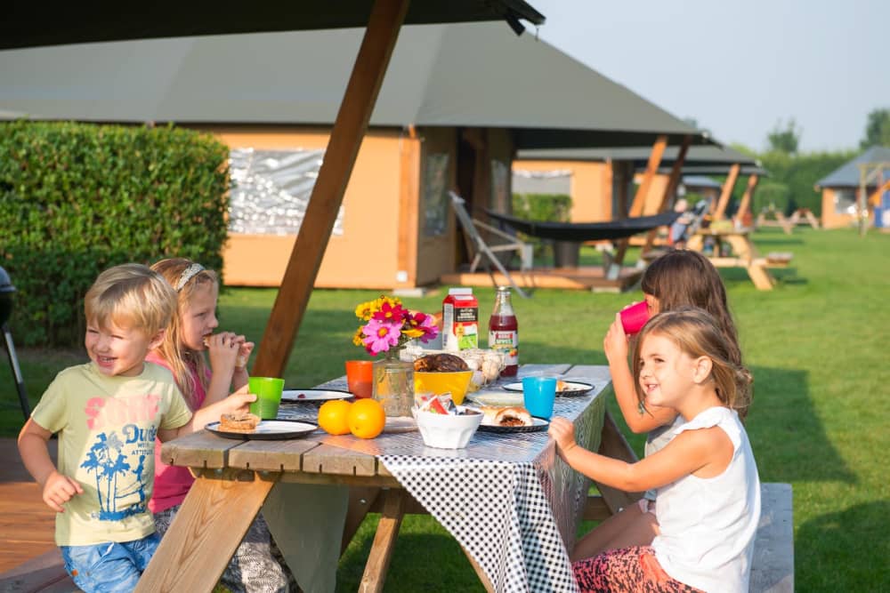 FarmCamps_Mariekerke_Zeeland_kinderen_eten_voo