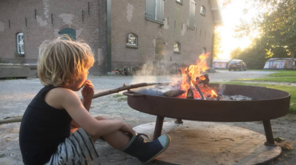 Lekker kampvuurtje tijdens een weekend weg met kinderen