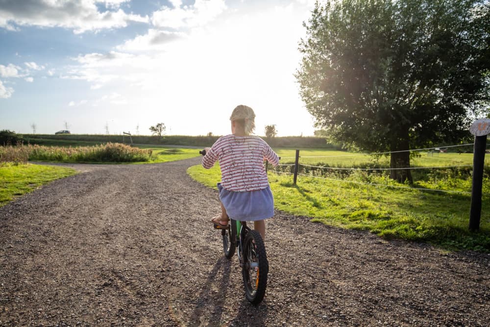 FarmCamps_Kamperhoek_Zeeland_fietsen_meisje_op