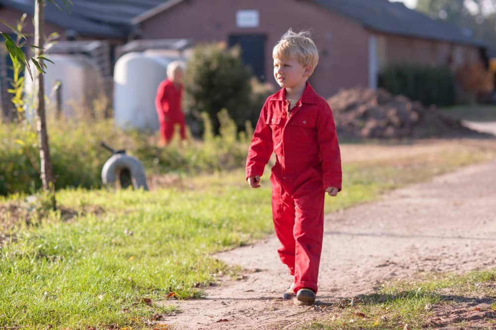 Kindje loopt op vakantie op de boerderij