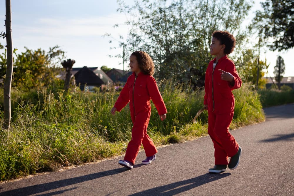 KInderen wandelen op het kleinschalige vakantiepark