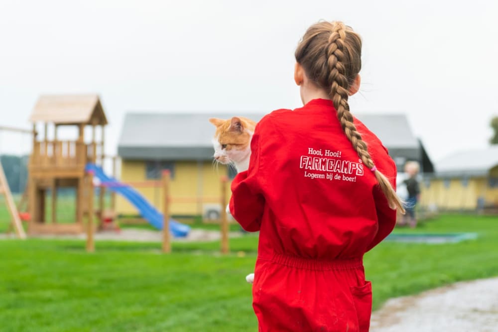 Dieren verzorgen op vakantie bij FarmCamps