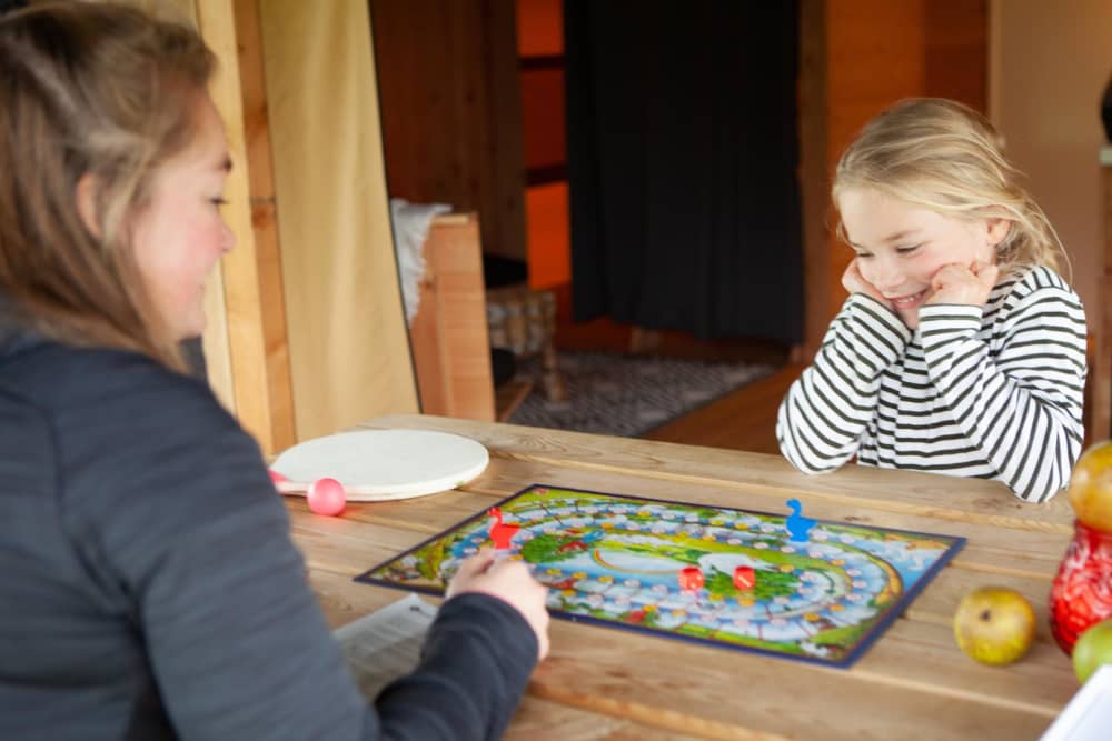 Spelletjes spelen met elkaar bij de luxe tent van FarmCamps