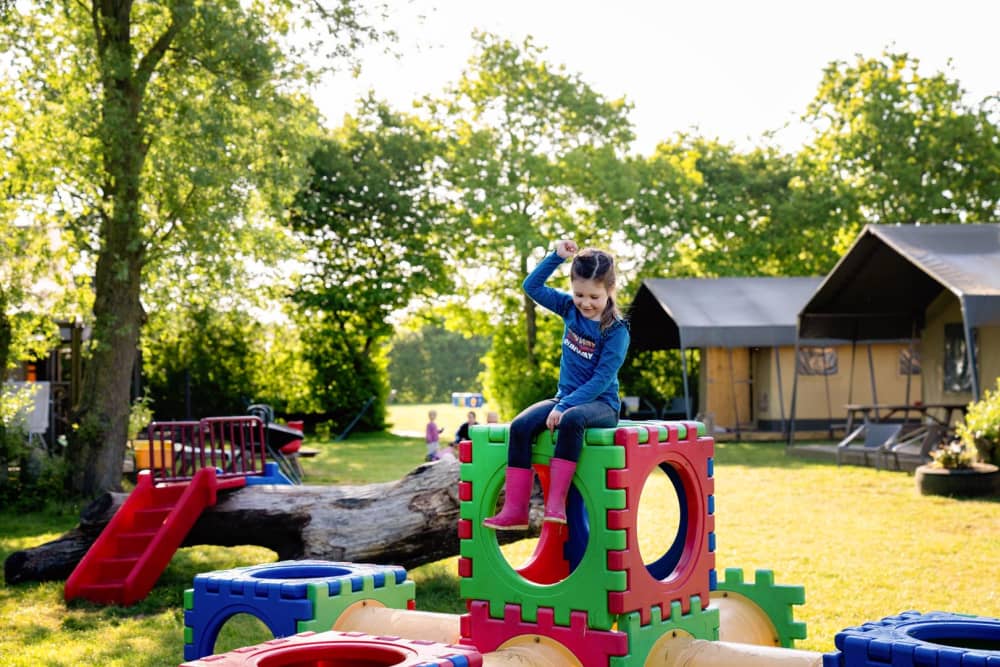 Speeltoestellen op speelboerderij Five Star