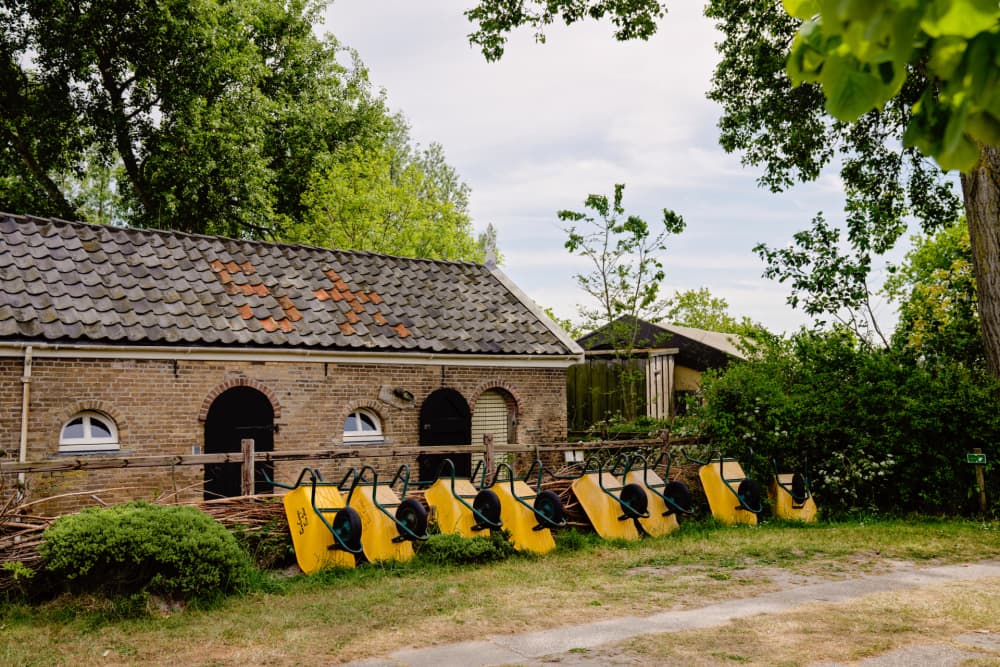 gele kruiwagens op een rij op de boerderij