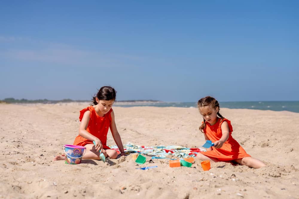 Kinderen spelen op het strand tijdens een vakantie aan zee bij FarmCamps