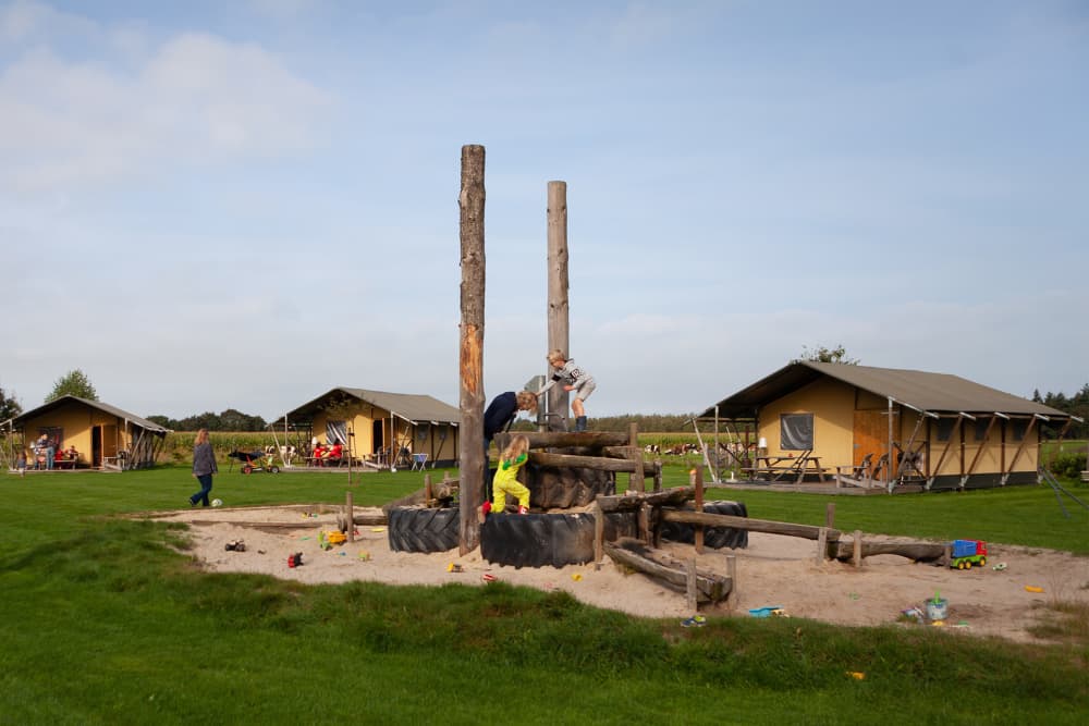 FarmCamps_Hoeve_Sonneclaer_hoofdbeeld_tractor_