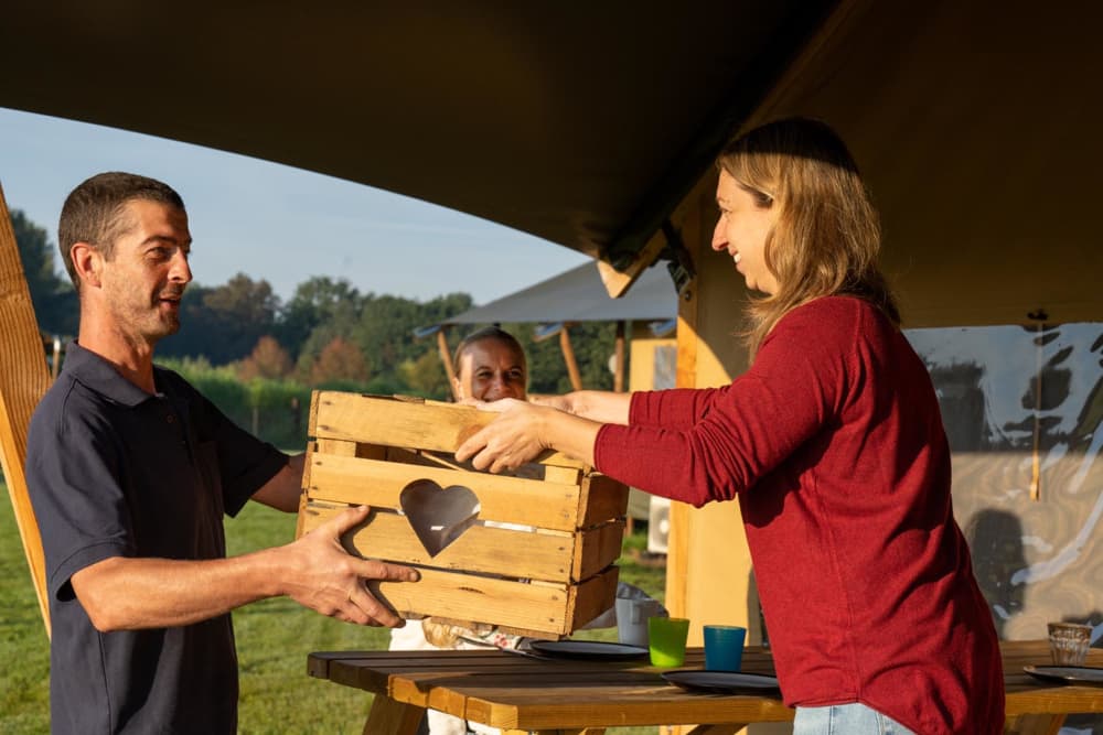 Luxe glampingtent voor overnachting 