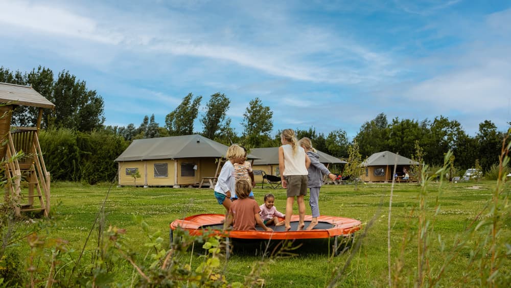 FarmCamps_Kamperhoek_Zeeland_trampoline_kinder