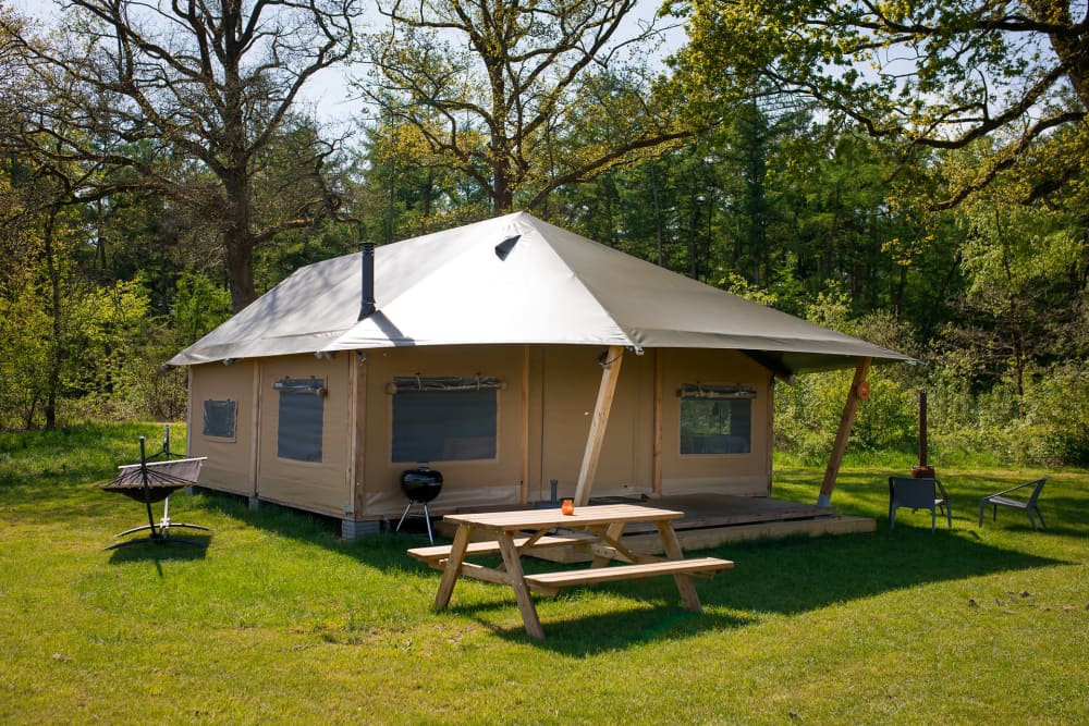 Rustige kampeerplek met luxe tent op een mini camping in de natuur