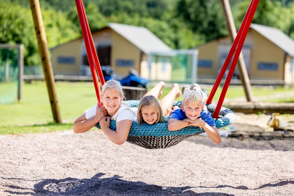 FarmCamps_Soodehof_Eins_kindjes_in_vogelnest_s