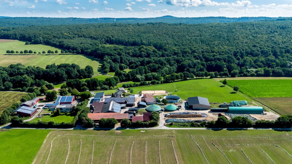 Luchtfoto van FarmCamps boerderij in Duitsland met safaritenten