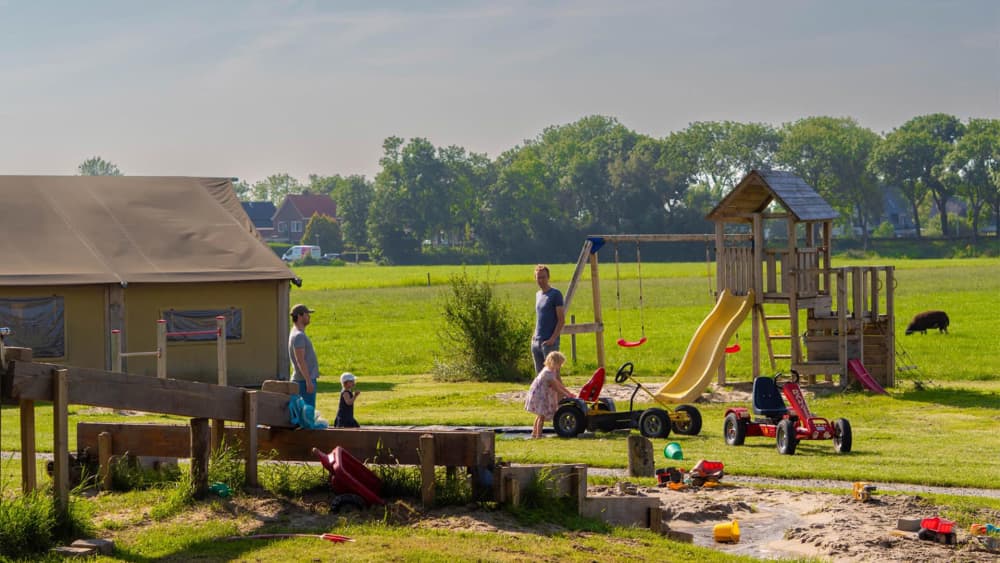 Kinderen spelen op een kleinschalige mini camping in Nederland