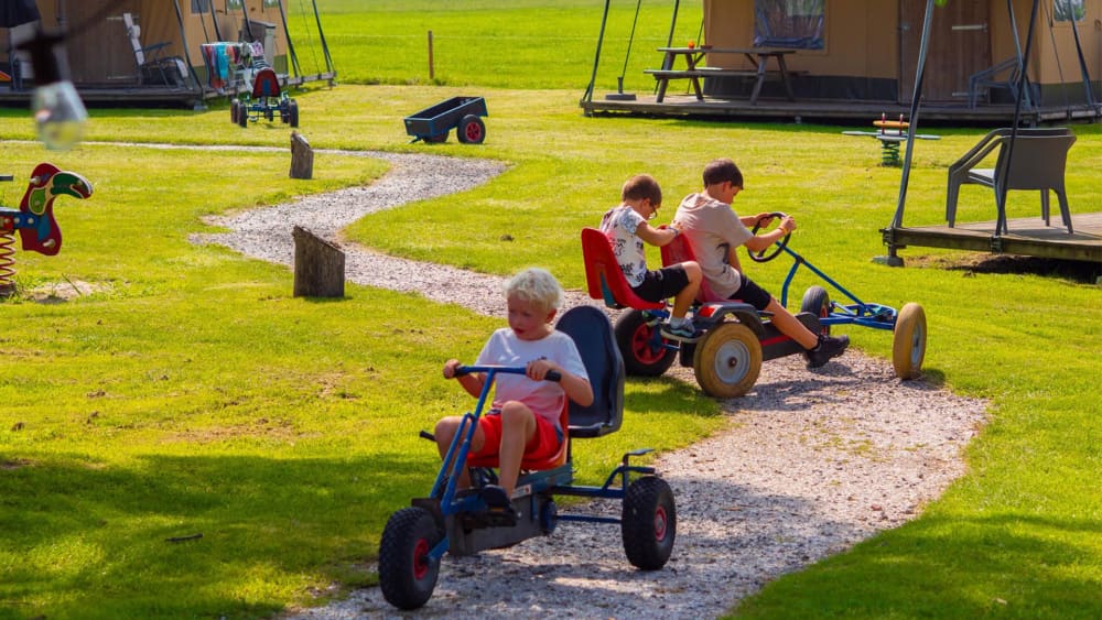 FarmCamps_De_Oostermaat_Overijssel_kinderen_skelteren_over_veld