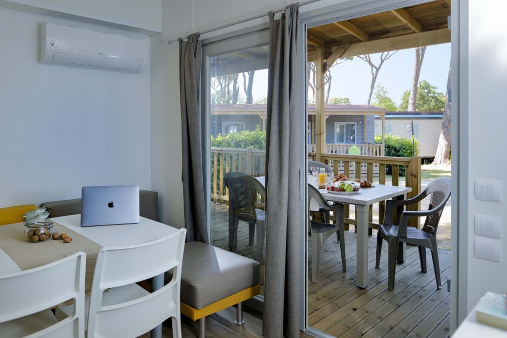 leonardo_plus_mobile_home_outside