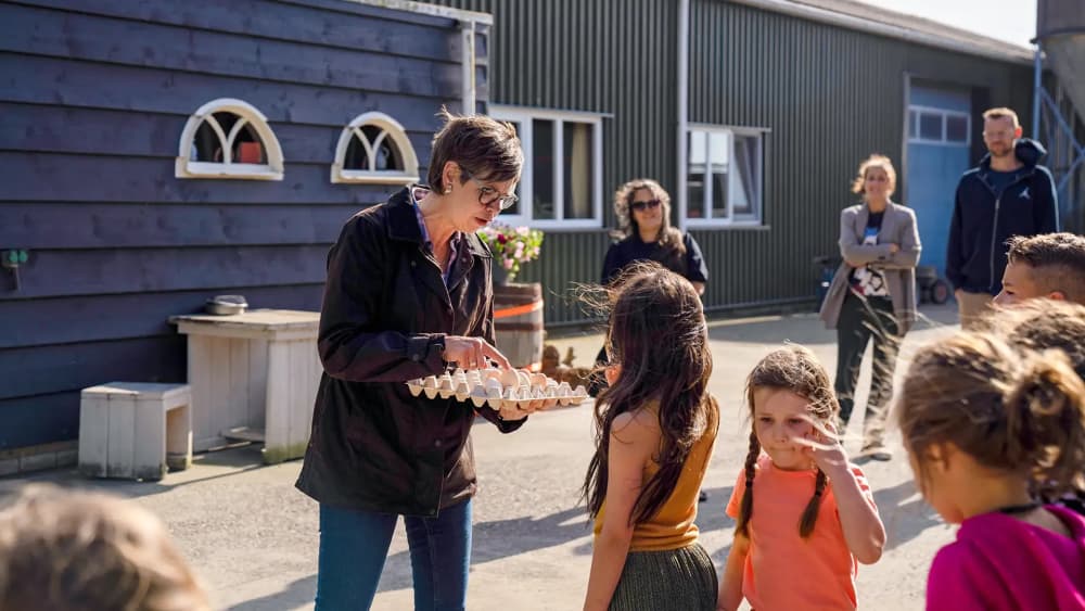 FarmCamps_Five_Star_boerin_Ella_legt_uit_over_eieren_aan_kinderen