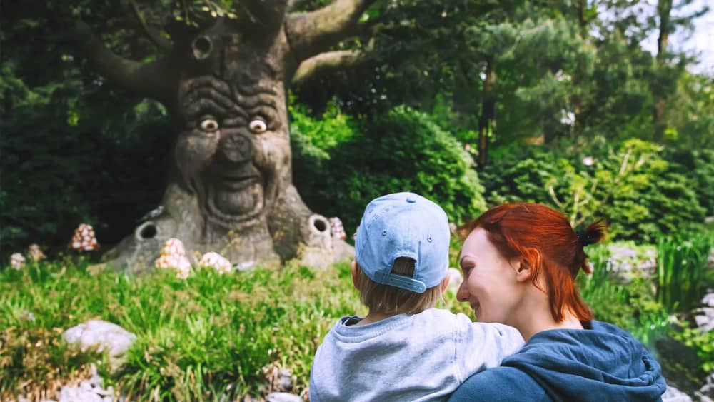 Vrouw_met_kind_in_de_efteling_sprookjesbos_in_de_buurt_efteling