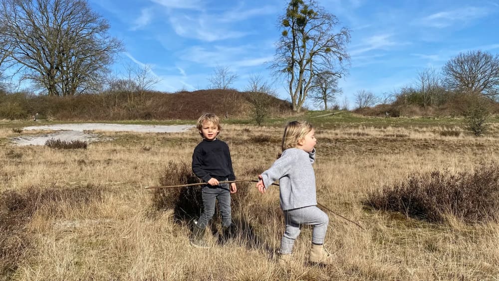Kinderen_spelen_in_de_natuur_tijdens_het_wandelen_in_de_buurt