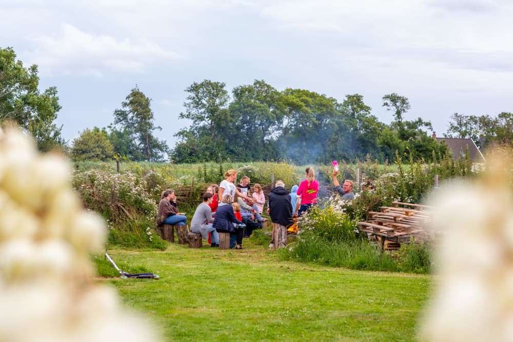 FarmCamps_Fleur_Stables_Noord-Holland_marshmallows_roosteren_kinderen_tentenveld