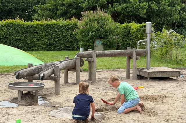 Speeltuin met waterspeelplek