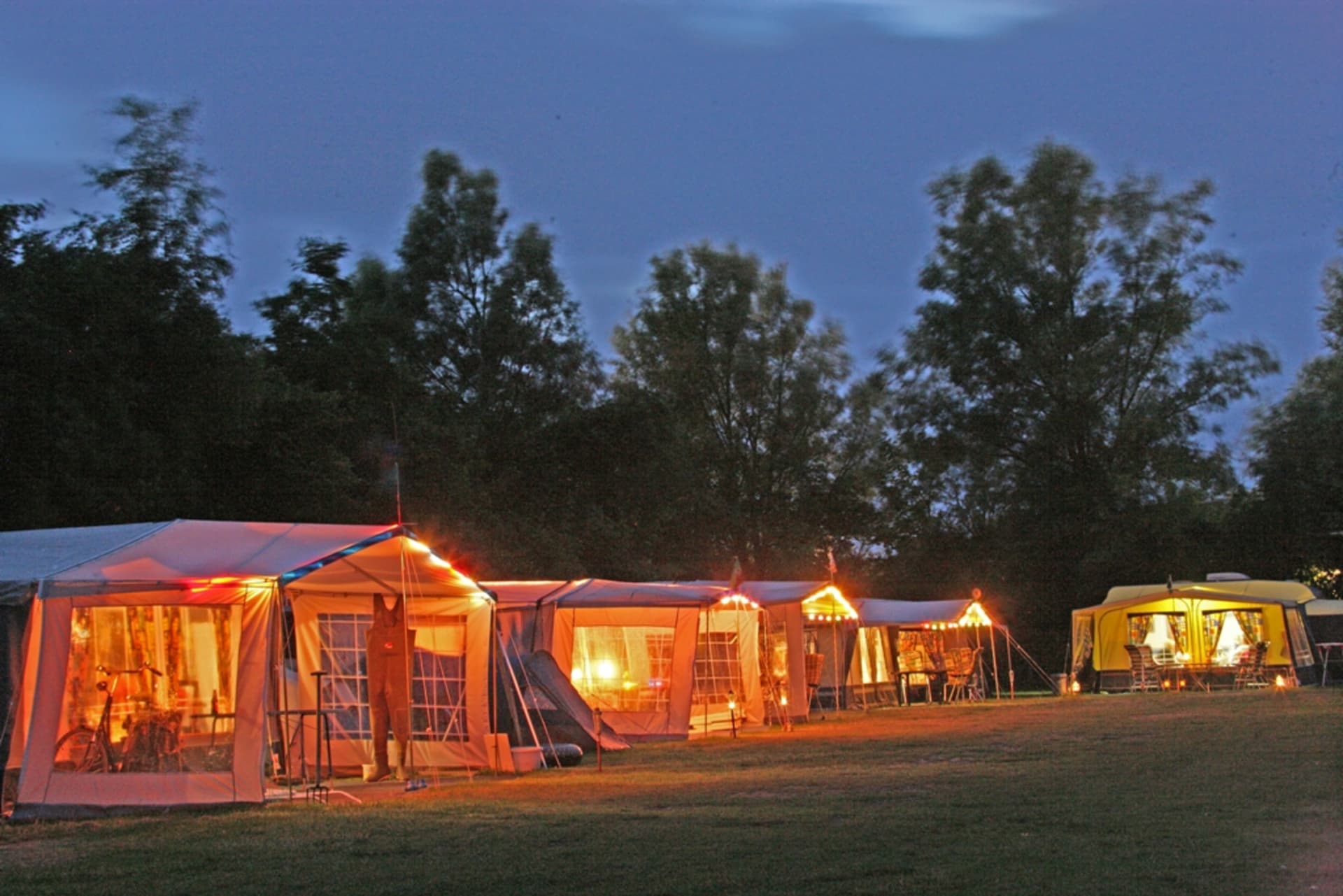 De-krim-camping-overzicht-veld-rood-tent-in-nacht