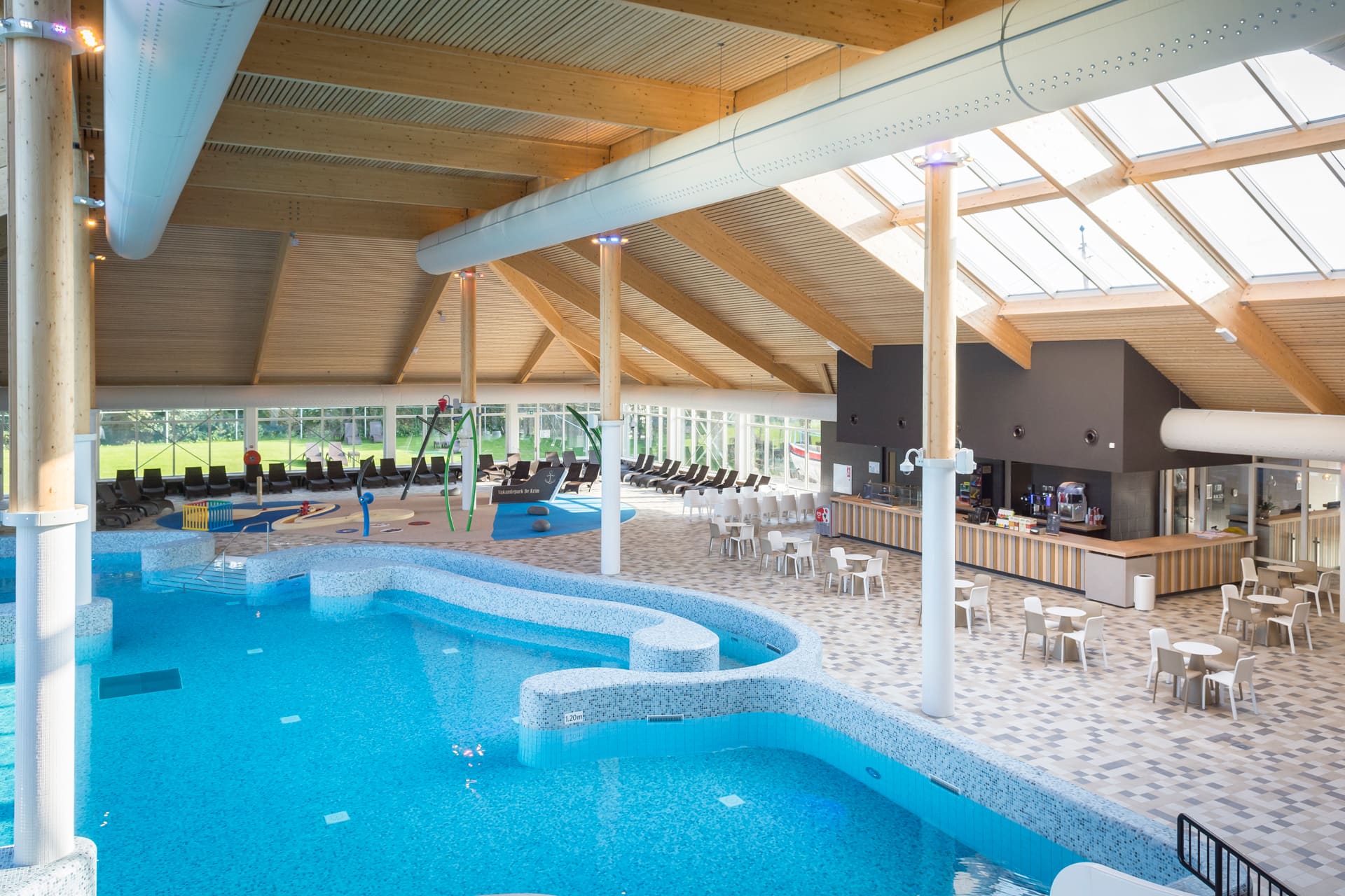 Overzicht-Zwembad-Vakantiepark-De-Krim-Texel