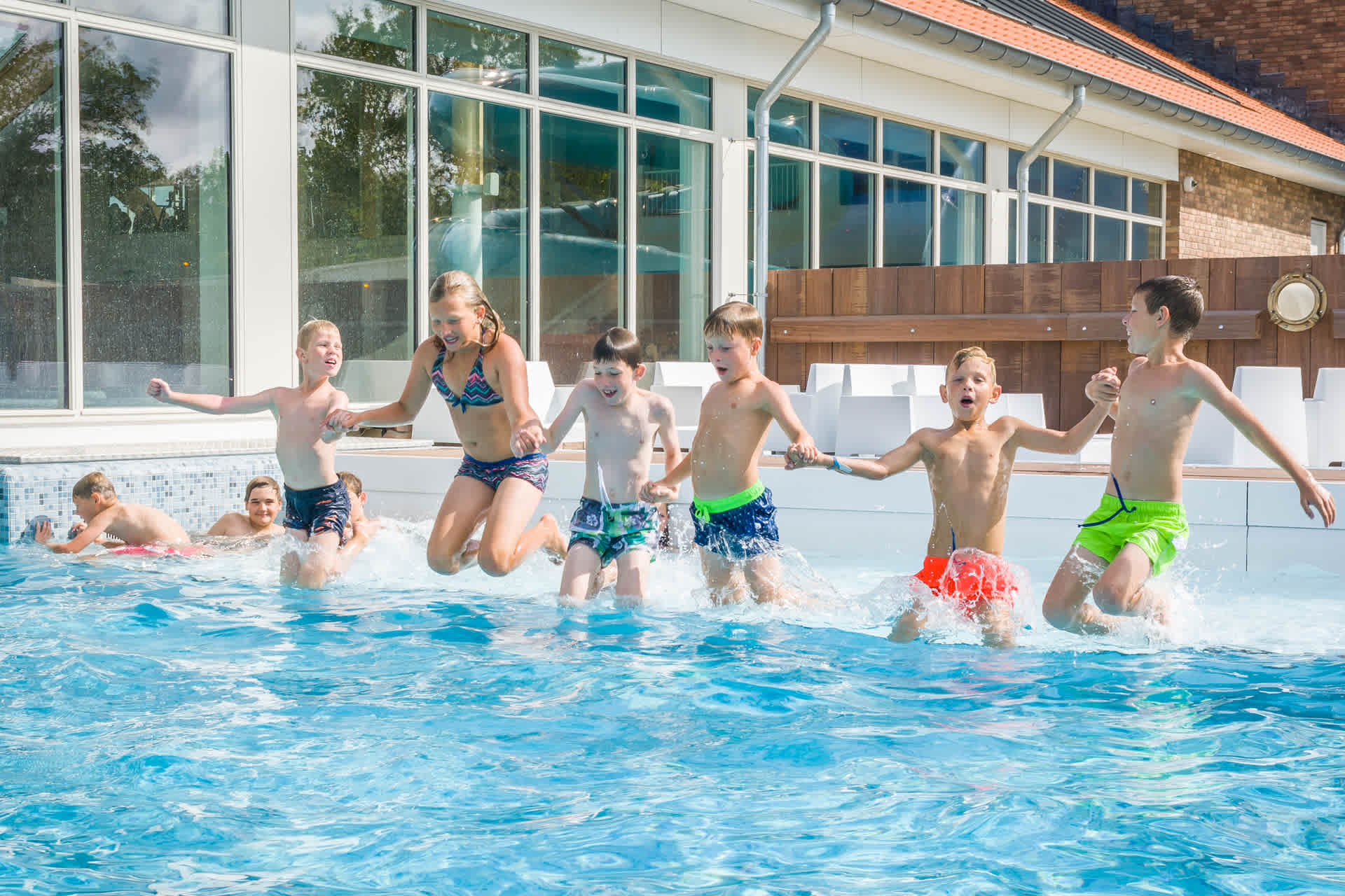 Groep-Buitenzwembad-Vakantiepark-De-Krim-Texel