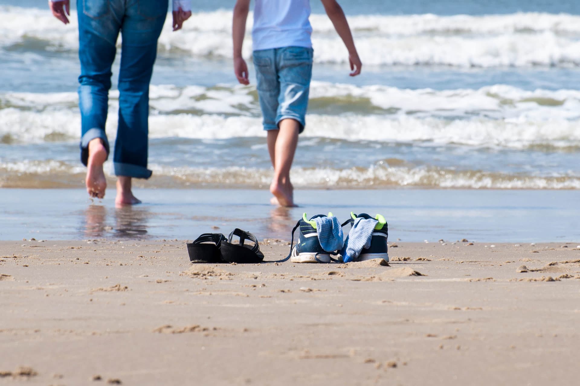 gezin-wandelen-strand-de-krim-texel