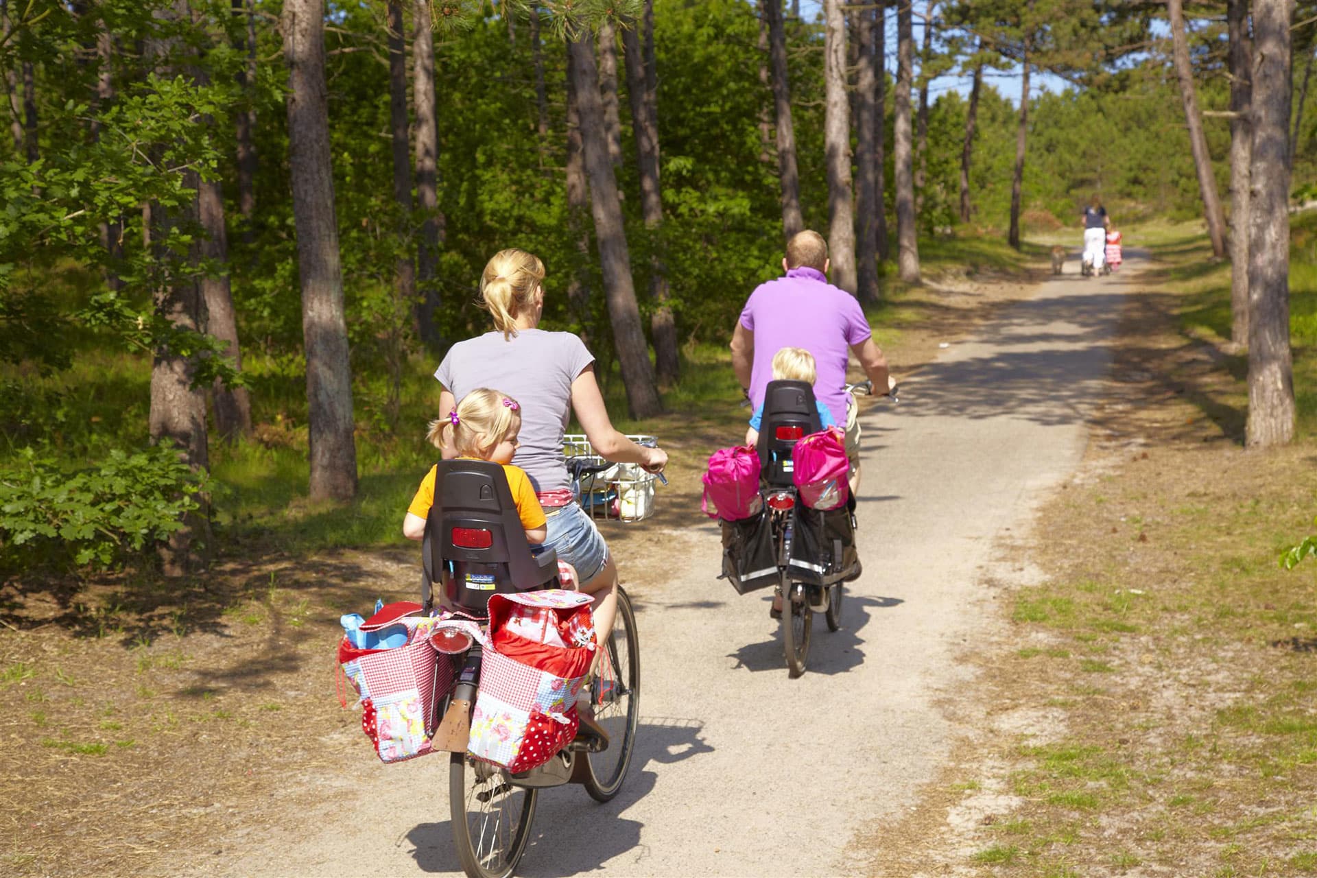 gezin-fietsen-bos-de-dennen-de-krim-texel