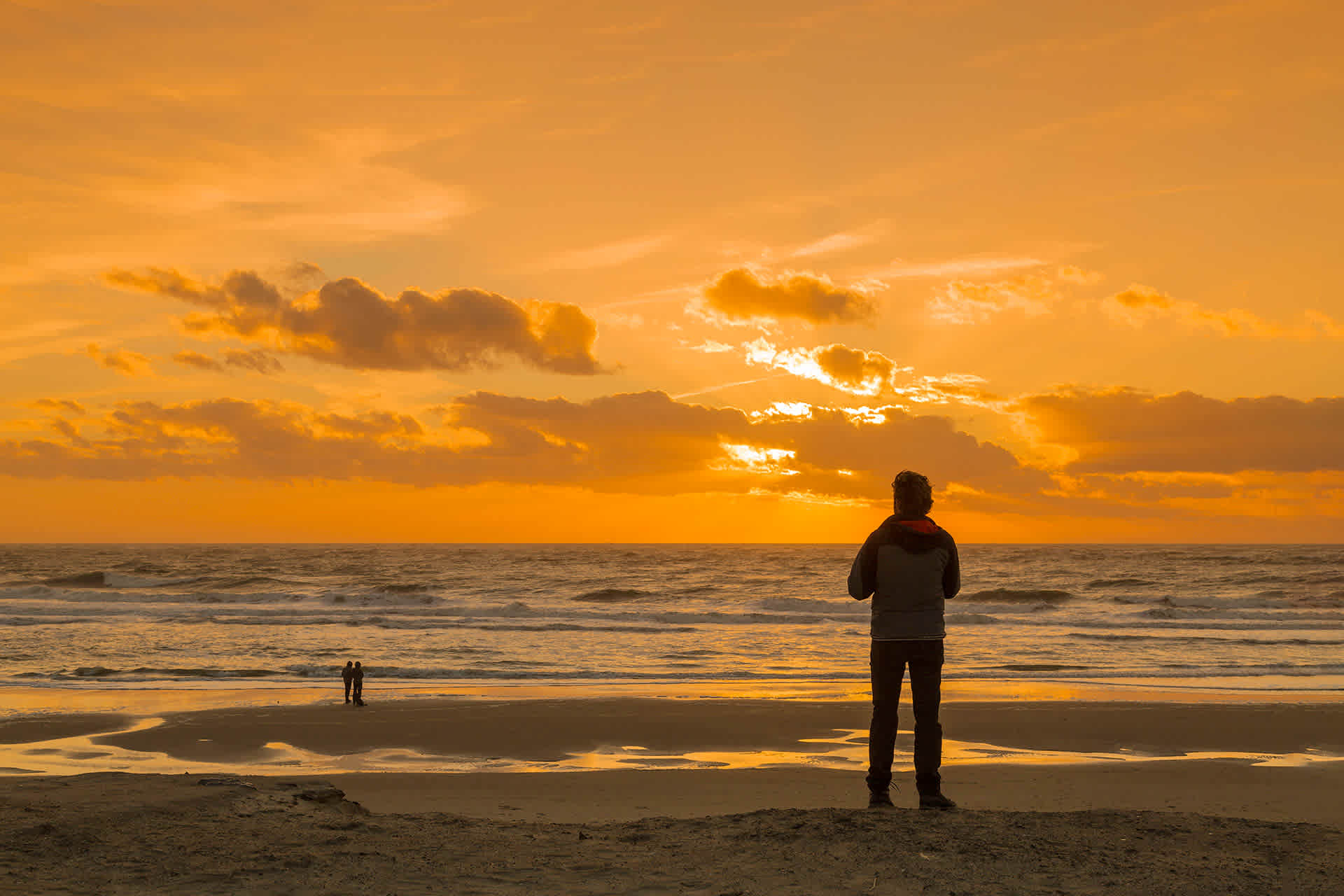 man-strand-zonsondergang-de-krim-texel