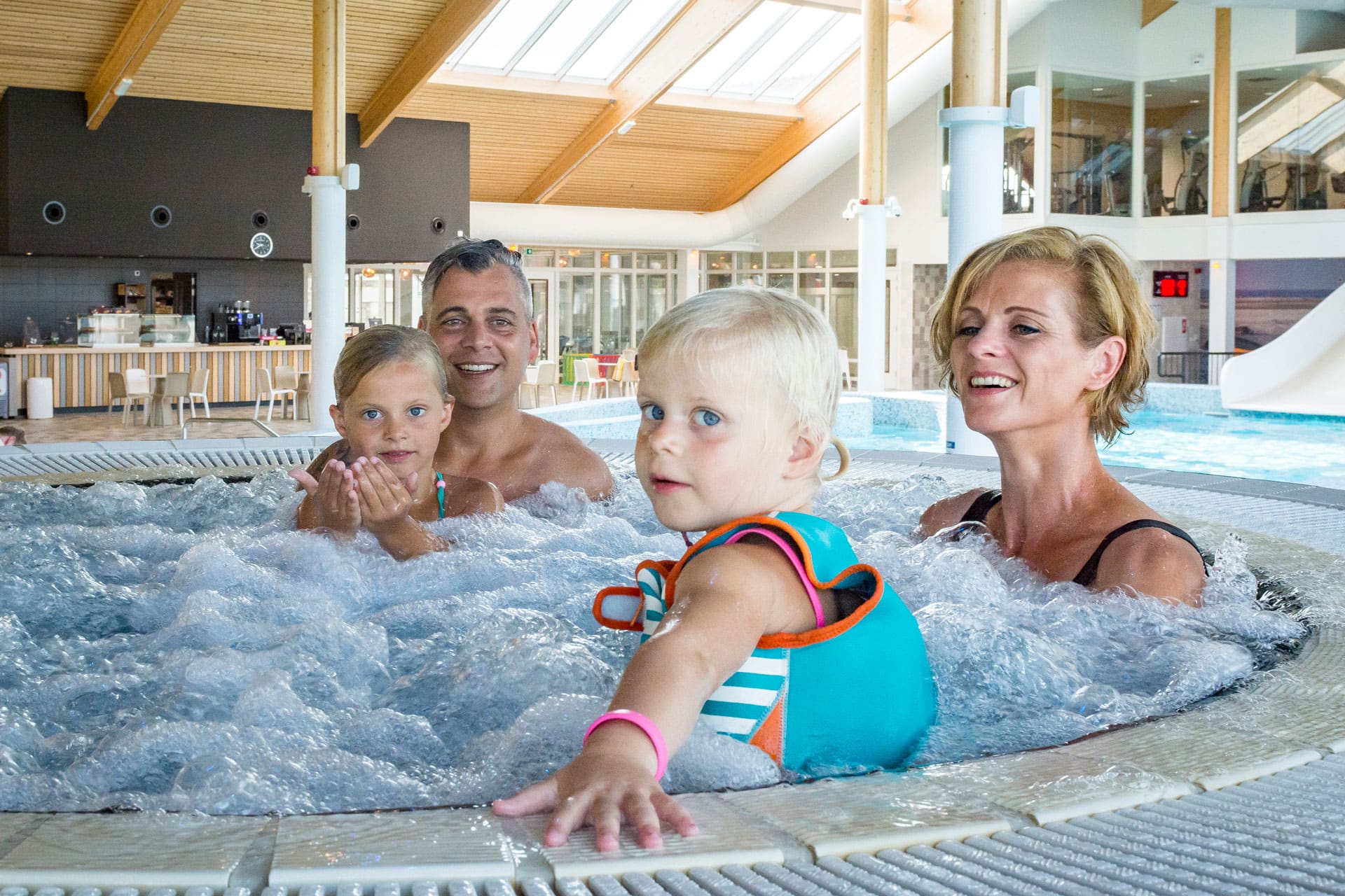 Vakantiepark-De-Krim-zwembad-bubbelbad-familie
