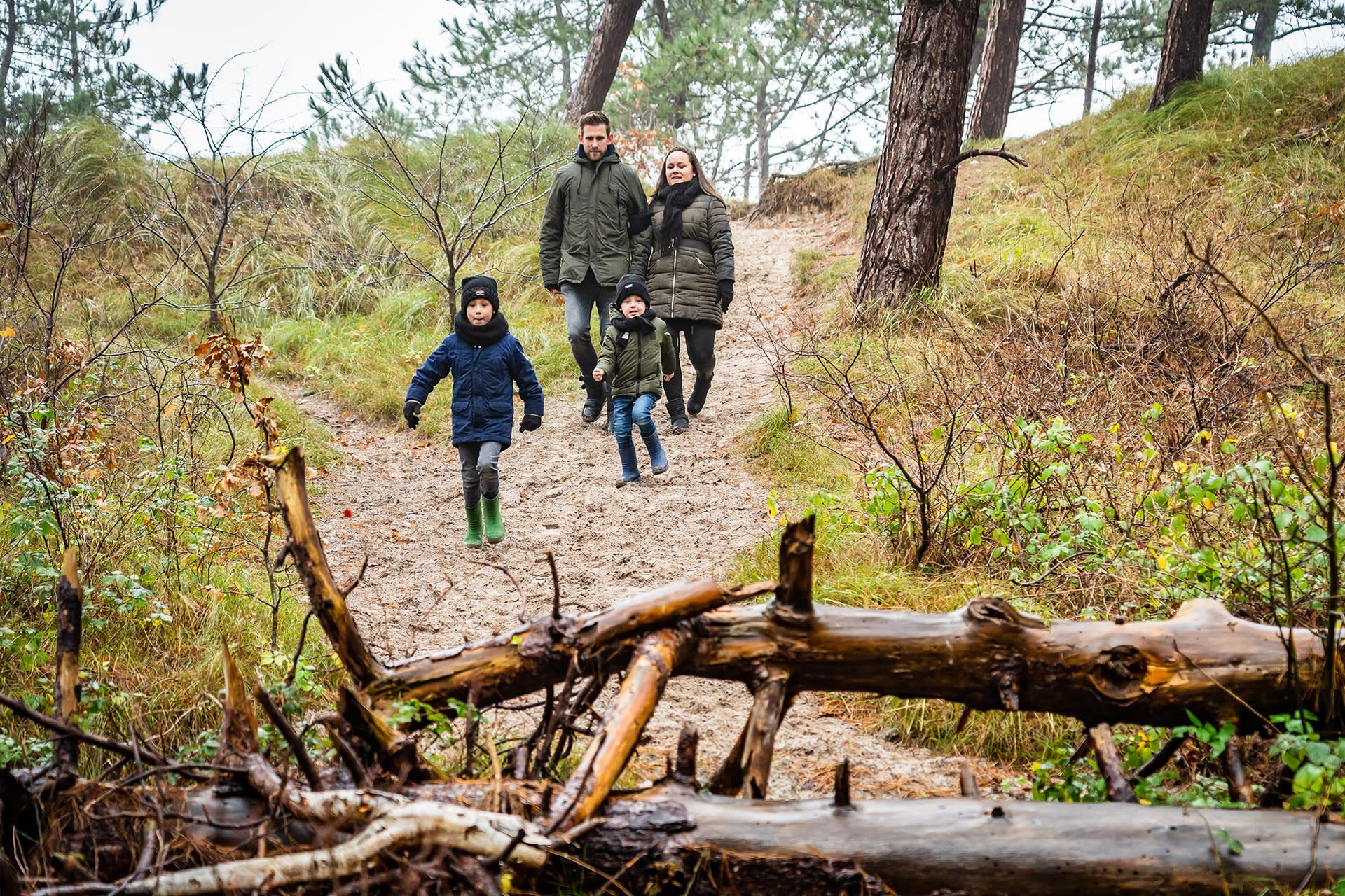 gezin-wandelen-herfst-bos-de-krim-texel-4